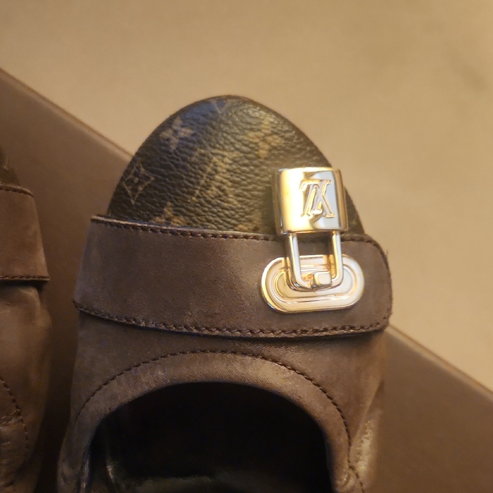 Louis Vuitton Black and Gold Women's Flats - Picture 3 of 8